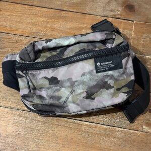 lululemon athletica Clean Lines Belt Bag
- Heritage Camo Juniper Green Multi 2L